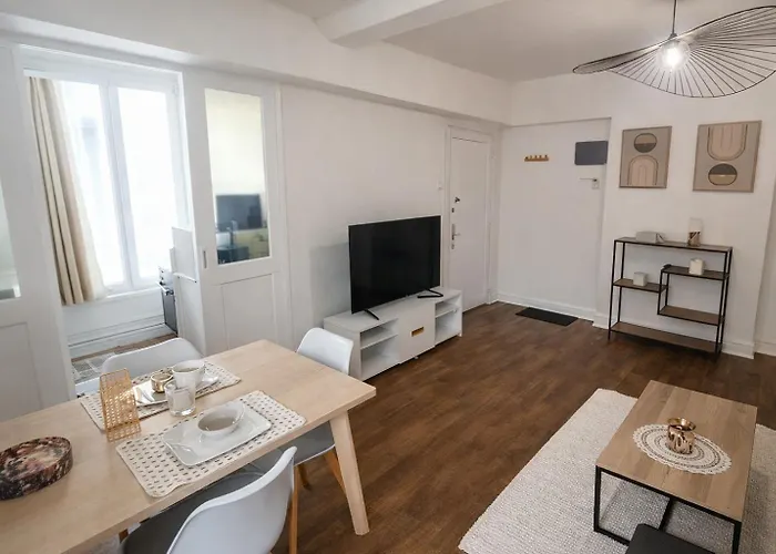 Le Nid De Demolombe *